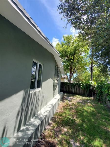 Building Photo - 430 SW 9th Ave