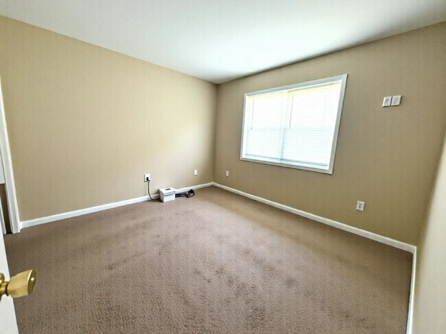 Building Photo - 3 Bedroom 1.5 Bathroom Available in Elizab...