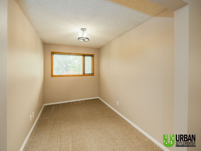 Building Photo - 8421 E Columbia Dr