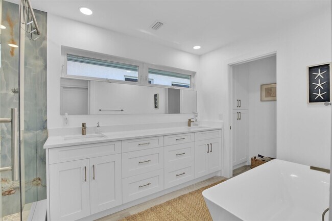 Building Photo - 17026 Bay St