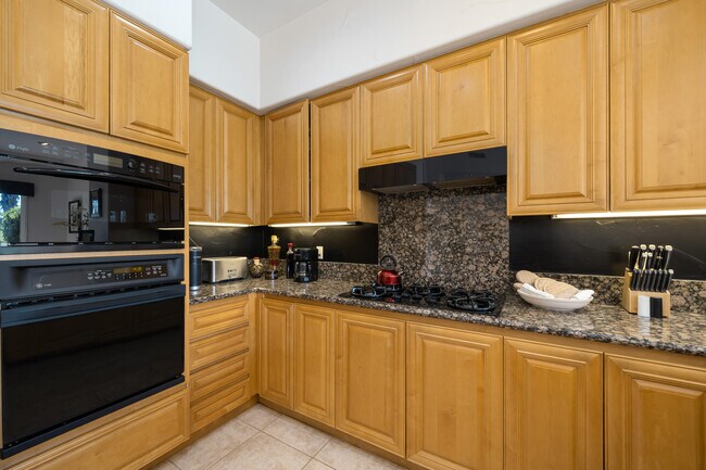 Building Photo - 727 Arrowhead Dr