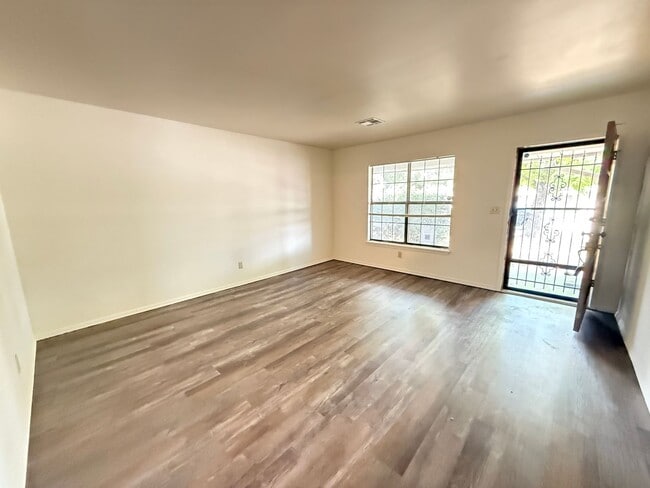 Building Photo - Three bedroom duplex with vinyl flooring. ...