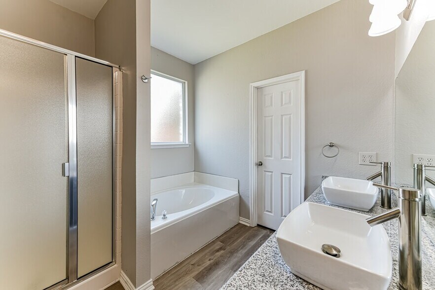 Building Photo - 5621 Starwood Ct