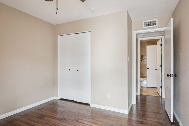 Building Photo - Cozy 2-bedroom, 1.5-bath townhome