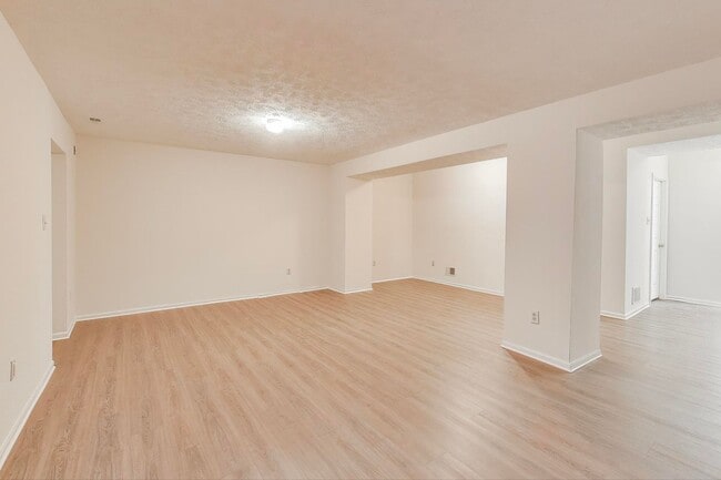 Building Photo - Ellicott City townhome for you!