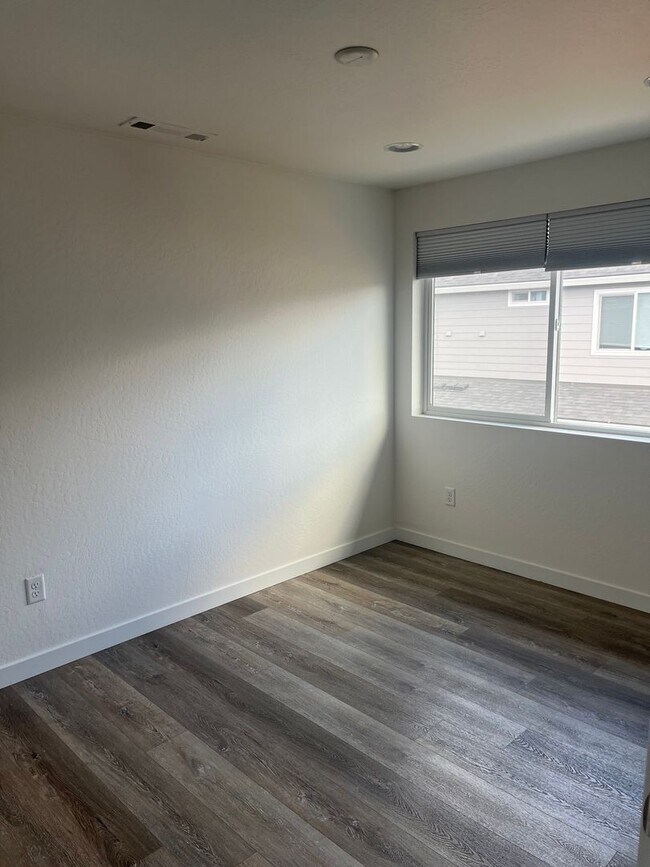 Building Photo - 2 Bedroom 1.5 Bath Townhouse