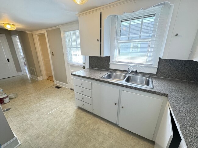 Building Photo - Large 2 bed 1 bath home located blocks fro...