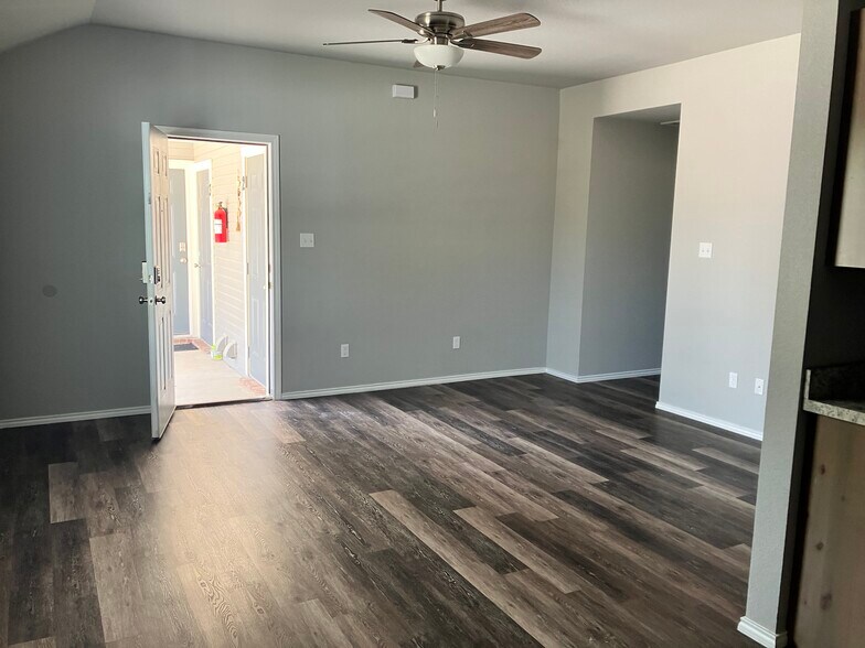 Building Photo - 305 Stoner Way