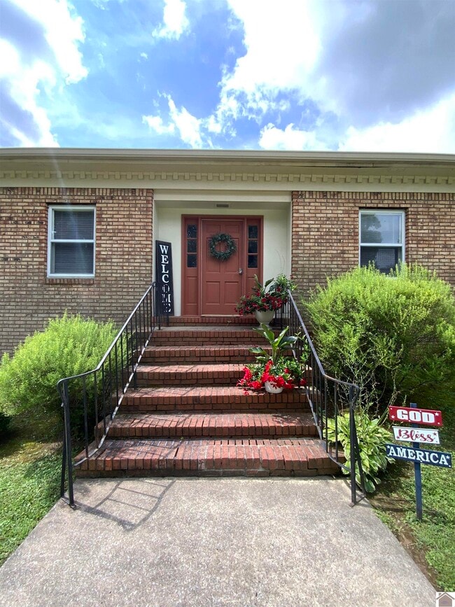 Building Photo - 210 Walnut Dr