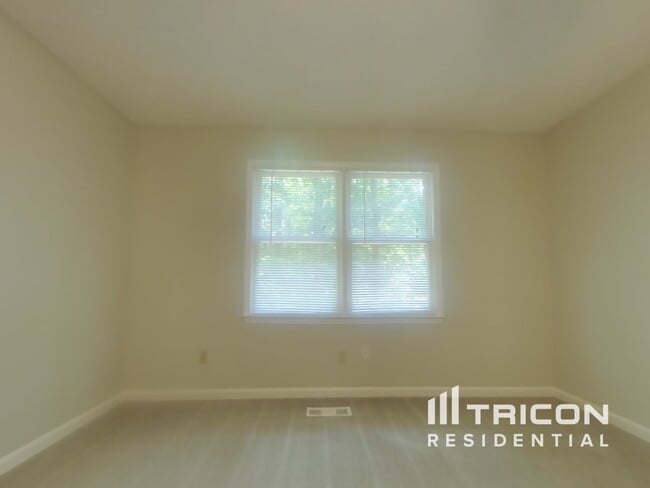 Building Photo - 1221 Lakeview Pkwy