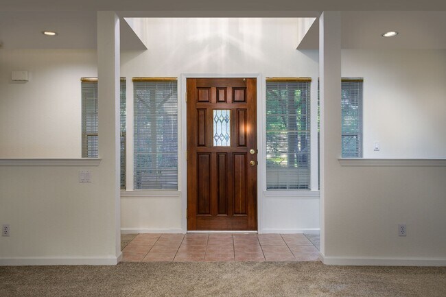 Building Photo - Spacious 3 Bedroom 2 Bathroom Home in Conv...