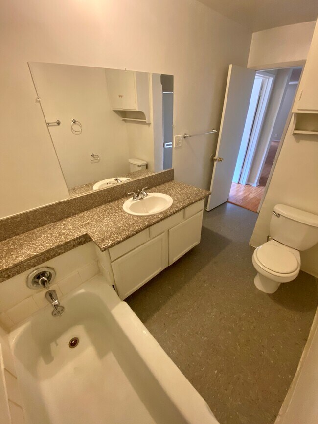 Building Photo - 2215 N Beachwood Dr