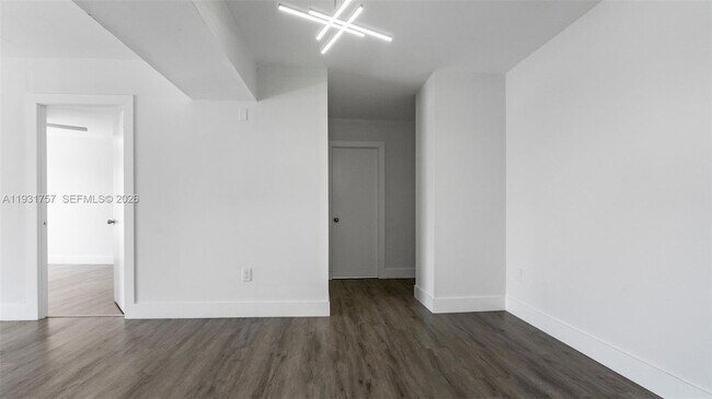 Building Photo - 4158 Inverrary Dr