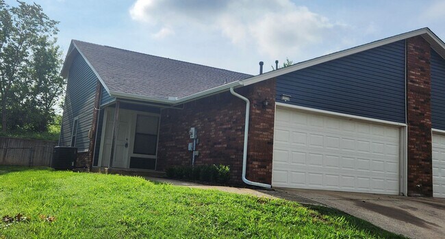 Building Photo - 3 Bed 2 Bath 2 Car Garage in Highly Desired Jenks Schools