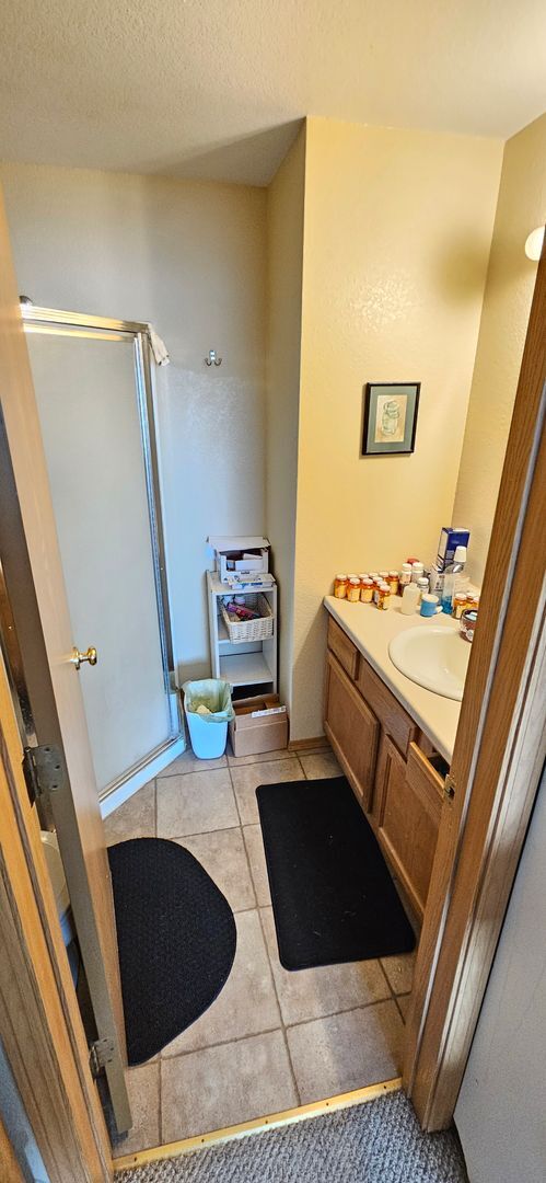 Building Photo - Townhome with 3 bedrooms and garage!  New paint and flooring!