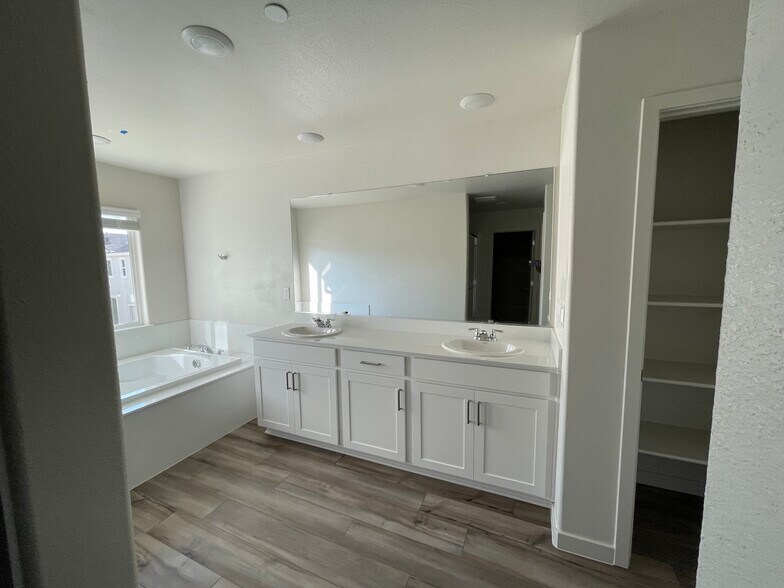 Master Bath - Bath Tub - Dual vanity - 677 Barrett Lake Rd