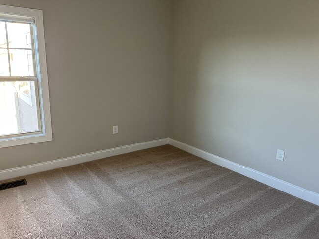 Building Photo - 104 Heartsease Ln