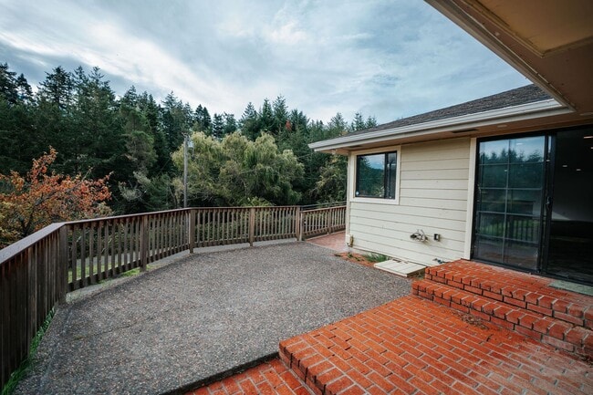 Building Photo - Spacious 4-Bedroom Home with Stunning Hilltop Views in Fortuna, CA