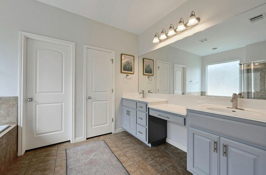 Building Photo - 130 Farm House Rd