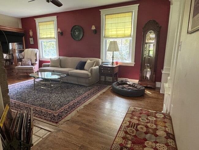 Building Photo - Charming 3-Bedroom Home in Desirable Allis...