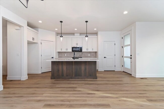 Building Photo - Brand New 3 Bed 2.5 Bath Townhouse With Many Amenities