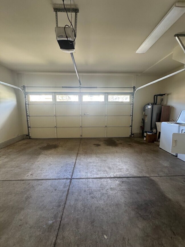 Building Photo - Beautiful 3 Bedroom with 2.5 Bathroom Home...
