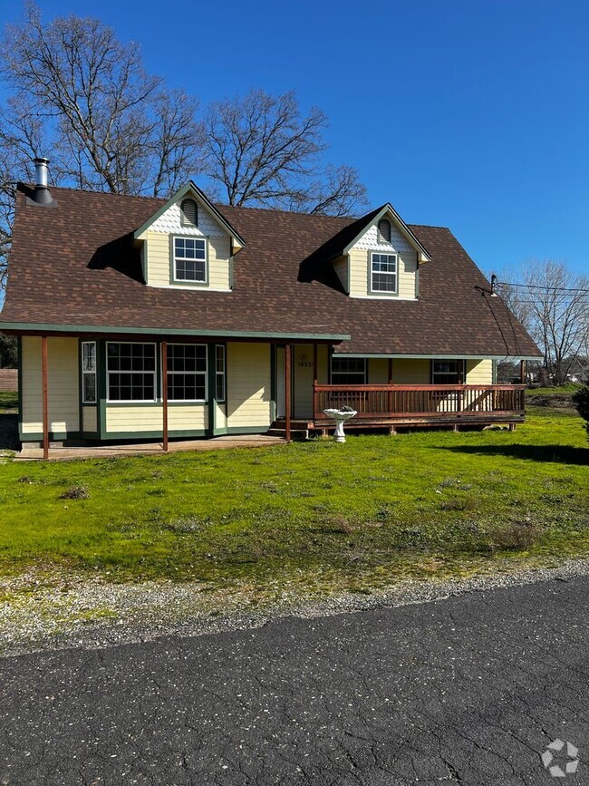 Building Photo - APPLICATIONS PENDING: Large Plymouth Home