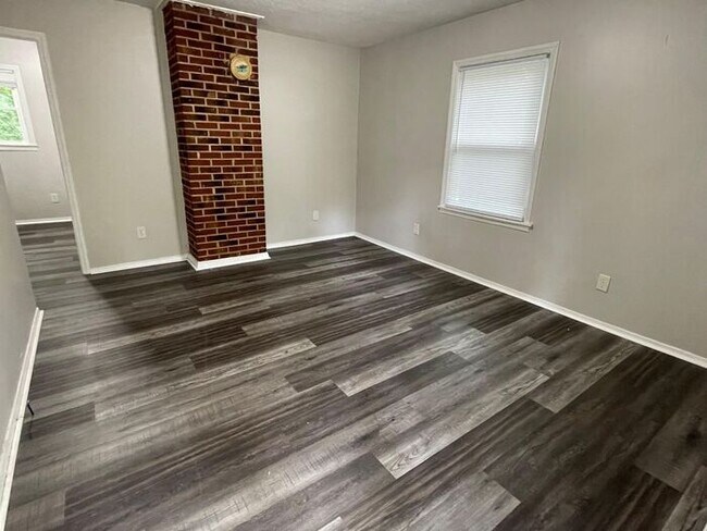 Building Photo - Brick Ranch in Taylors