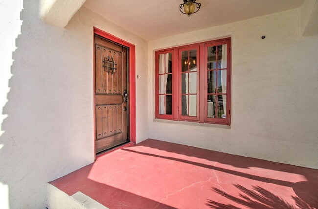Building Photo - 1310 W Lynwood St