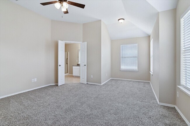 Building Photo - Spacious 3 Bedroom, 2 Bath on a Corner Lot