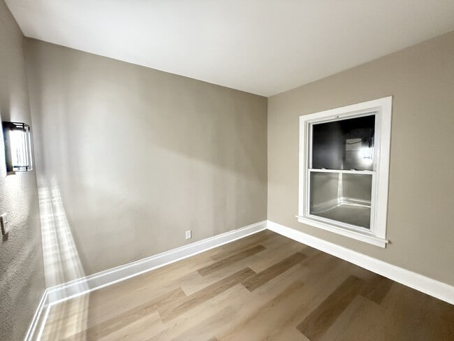 Building Photo - 407 Forest Ave