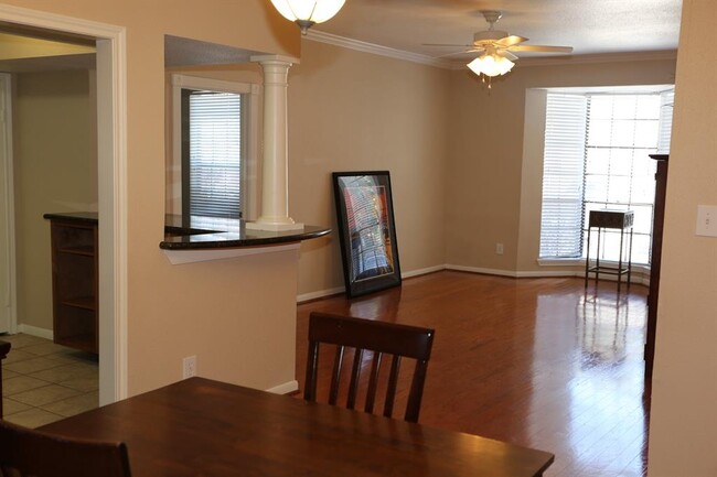 Building Photo - 2255 Braeswood Park Dr