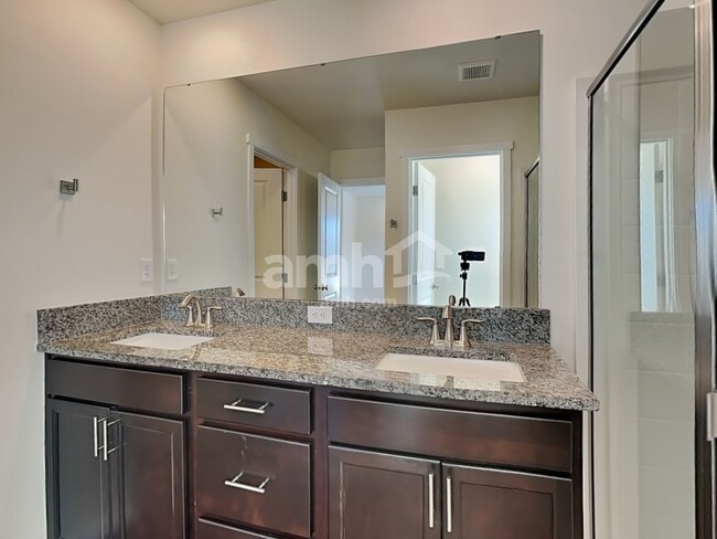 Building Photo - 23297 SE Dogwood St