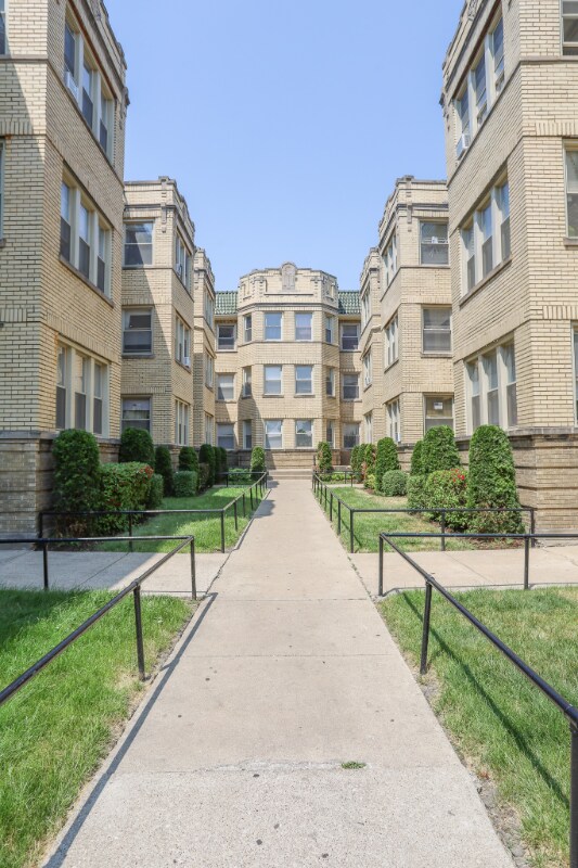 Building Photo - 4728 N Spaulding Ave