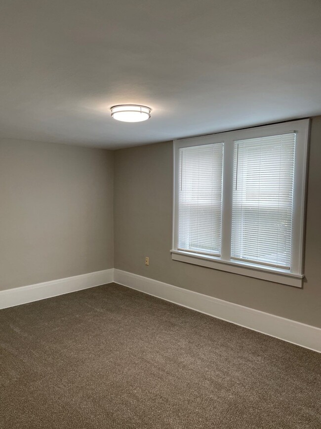 Building Photo - 147 Conrad St