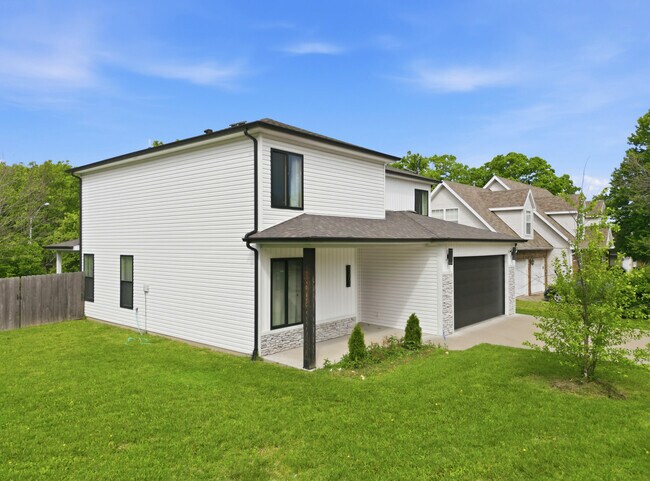 Building Photo - 3201 Crestwood Ln