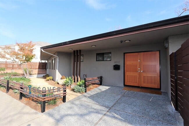 Building Photo - Centrally Located Mid-Century Contemporary Home