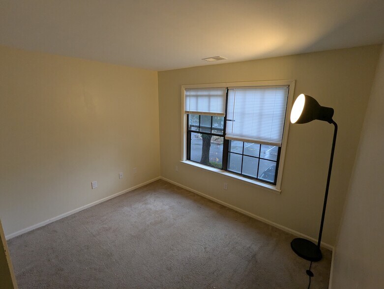 Building Photo - 1008 Woodhaven Dr