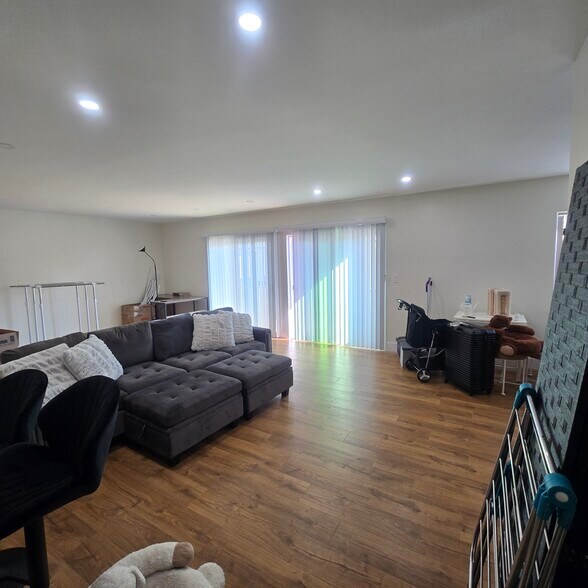 Building Photo - 916 S Sherbourne Dr