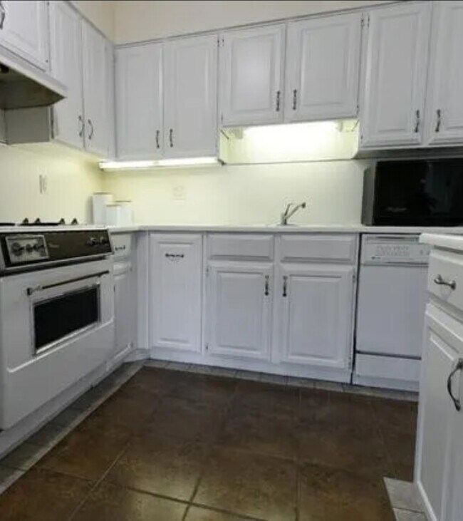 Building Photo - 245 N Vine St