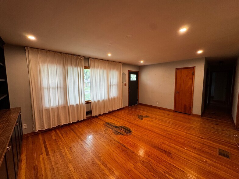 Building Photo - 2333 Hanover Dr