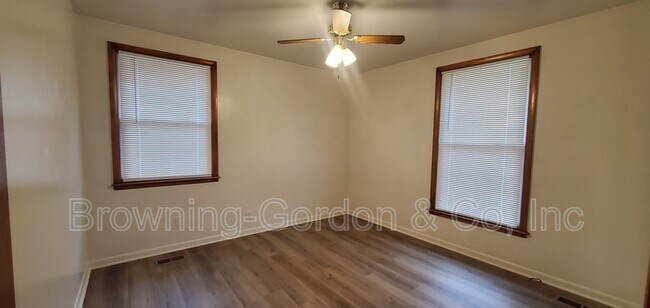 Building Photo - 5020 Bonnameade Dr