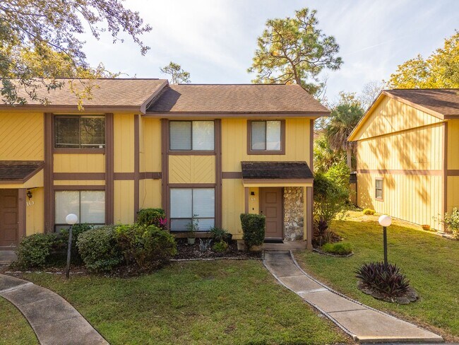 Building Photo - Beautiful Two-Story Townhome in Ormond Beach