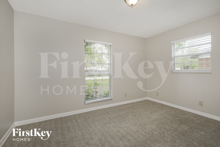 Building Photo - 2410 Oakdale Dr N