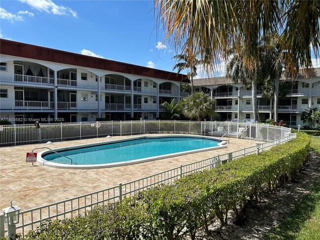 Building Photo - 501 Blue Heron Dr