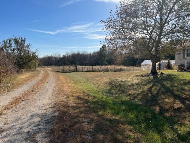 Building Photo - Country Living with all the Extras!