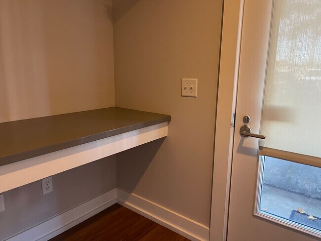 Building Photo - Contemporary Townhome East side of Downtow...