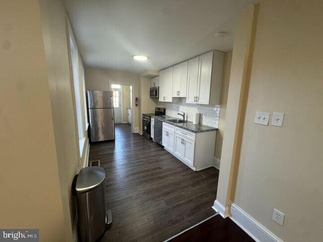 Building Photo - 405 Walnut St