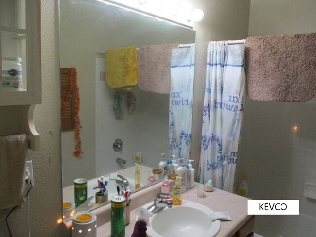 Building Photo - Beautiful Condo with Two Bathrooms Close t...