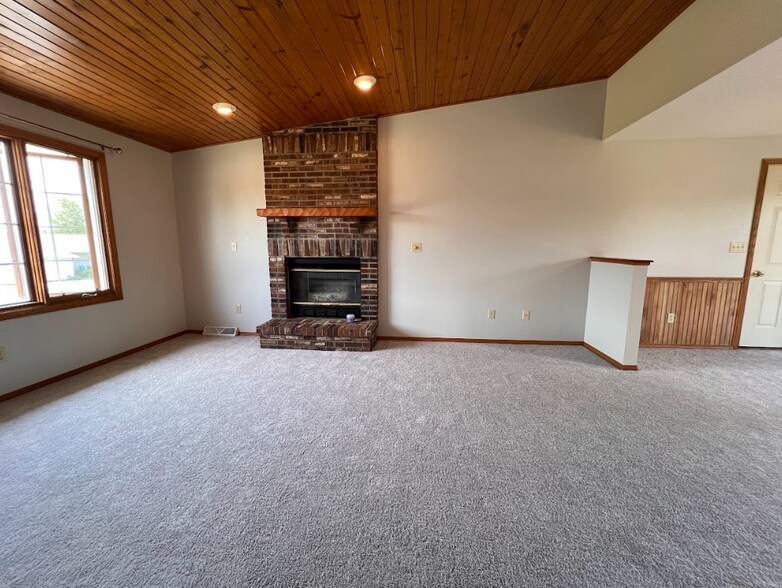 Living - 2793 Aquarius Rd